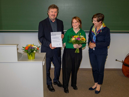 Prodekan Prof. Dr. Martin Leubner und die Vorstandsvorsitzende der Universitätsgesellschaft Frau Dr. Barbara Obst-Hantel mit der Preisträgerin Stephanie von Steinsdorff