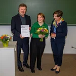 Prodekan Prof. Dr. Martin Leubner und die Vorstandsvorsitzende der Universitätsgesellschaft Frau Dr. Barbara Obst-Hantel mit der Preisträgerin Stephanie von Steinsdorff