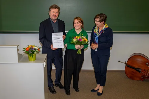 Prodekan Prof. Dr. Martin Leubner und die Vorstandsvorsitzende der Universitätsgesellschaft Frau Dr. Barbara Obst-Hantel mit der Preisträgerin Stephanie von Steinsdorff
