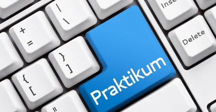 Tastatur mit einer blauen Taste, wo das Wort Praktikum drauf steht.