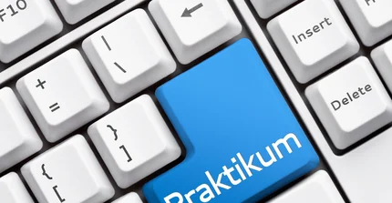 Tastatur mit einer blauen Taste, wo das Wort Praktikum drauf steht.