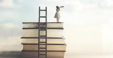 Bücherstapel mit angelehnter Leiter, oben drauf steht eine Person mit Fernrohr