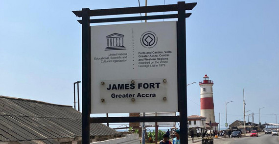 Das UNESCO Weltkulturerbe „Fort James“ mit dem Leuchtturm von Odododiodioo (Jamestown) im Hintergrund