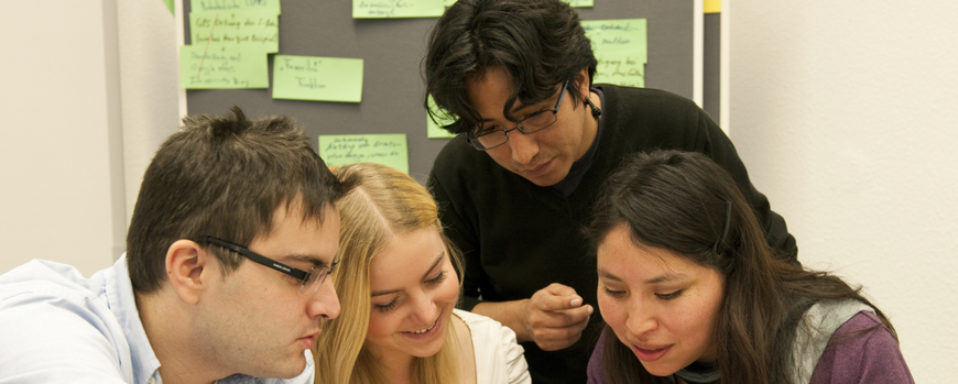 Gruppenarbeit von drei Master Studierenden