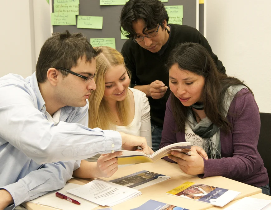 Gruppenarbeit von drei Master Studierenden