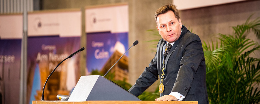 Prof. Oliver Günther, Ph.D., Präsident der Universität Potsdam, bei seiner Neujahrsansprache in einem gefüllten Hörsaal. Foto: Karla Fritze