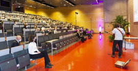 Das Bild zeigt die Stipendienfeier im Hörsaal auf dem Campus Griebnitzsee. Das Foto ist von Tobias Hopfgarten.