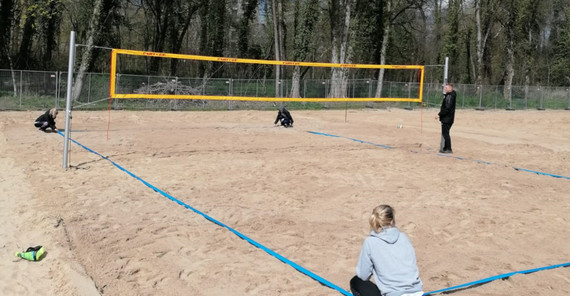 Letzte Vorbereitungen an der Volleyballanlage des Zentrums für Hochschulsport, bevor das beachFIT am 31. Mai auf dem Unicampus Am Neuen Palais eröffnet werden kann. | Foto: Felix Thoß