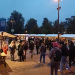 Marktstände und viele Personen auf einem Platz