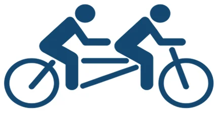 Zwei Personen auf einem Tandem-Fahrrad