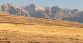 Nordhang des Taurischen Gebirges am Südrand des Anatolischen Plateau. Die gerundeten Hänge unterhalb der Gipfelregion sind Zeugen einer Vergletscherungsphase vor etwa 18.000 Jahren. Foto: M.Strecker