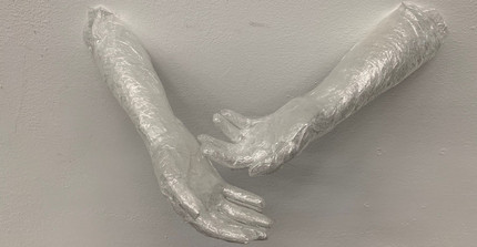 Hände als Tape Art-Skulptur an einer Wand. Das Foto ist von Antje Horn-Conrad.