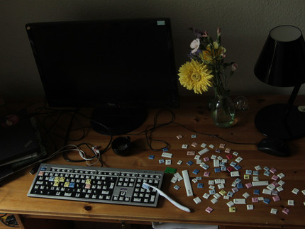 Bild mit auseinander genommener Tastatur zum Zwecke der Reinigung