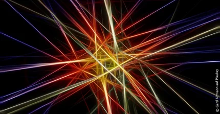 laserartig dargestellte, bunte (in allen Regenbogentönen) Strahlen auf schwarzem Hintergrund