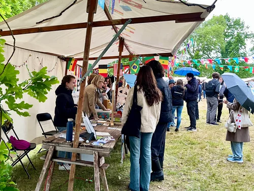 Stand auf dem Campus Festival, Personen mit Regenschirmen