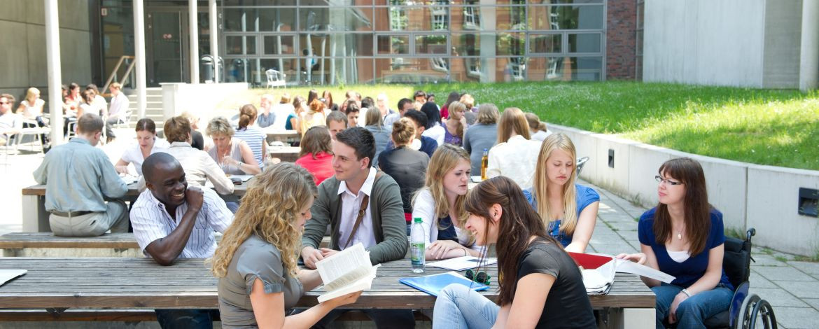 Auf dem Foto sind Studierende am Campus Griebnitzsee zu sehen. Das Foto ist von Soeren Stache. - Studium