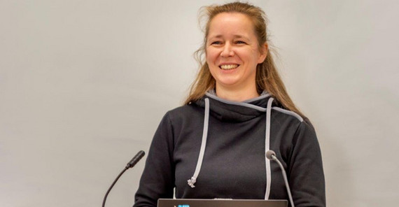 Prof. Dr.-Ing. Ulrike Lucke erläutert die Maßnahmen im Transferprojekt mit dem Bachelorstudiengang Informatik/Computational Science. Das Foto ist von Tobias Hopfgarten.