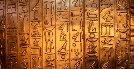 Hieroglyphen auf Goldtafel