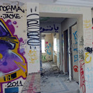 Graffiti, Villa der Familie Trabelsi, Gammarth: U.a. „Wenn die Manager mit der Diktatur sympathisieren, dann kümmern wir uns um die Kultur.“