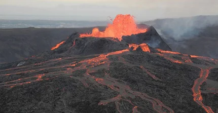 Ein eruptierender Vulkan auf Island