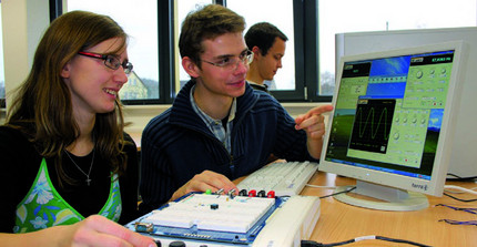 Schüler vor Messgerät und Computerbildschirm