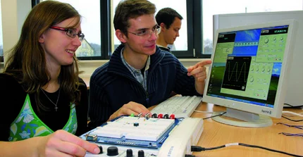 Schüler vor Messgerät und Computerbildschirm