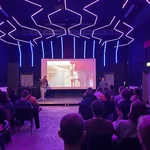 Helen Kunold slammt zum Thema „Heldenreise“.