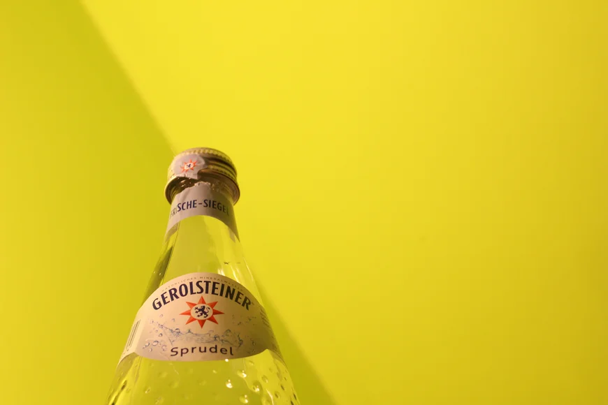 Eine Glasflashe mit Sprudelwasser
