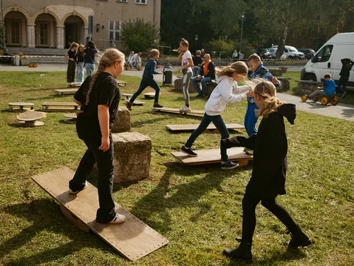 Kinder spielen auf einer Wiese