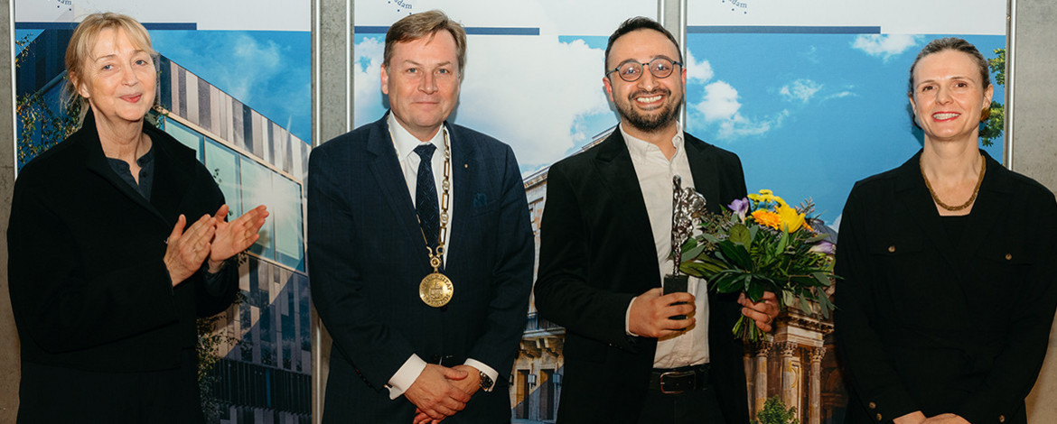 Vier Menschen stehen bei einer Preisverleihung zusammen - Interner Link zur Uniball-Seite