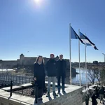 Die beiden WCS-Studenten Marlene Heine und Leon Kleiber mit Sönke Neitzel an der Grenzbrücke in Narwa