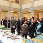 Zuhörer im Lichthof