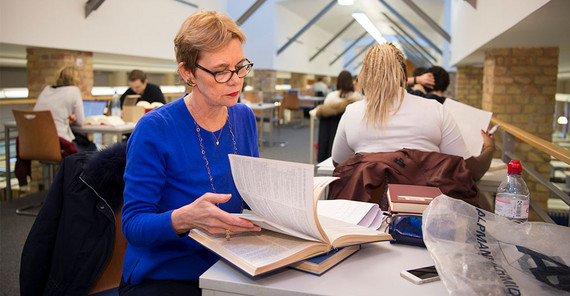 Die 66-jährige Daniela Hartmann in der Bereichsbibliothek Griebnitzsee. | Foto: Thomas Roese