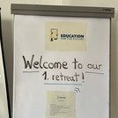Das Foto zeigt ein Flip-Chart mit der Aufschrift "Welcome to our 1. retreat" sowie dem Logo des UFS "Education for the Future" und dem Zeitplan für das Retreat.