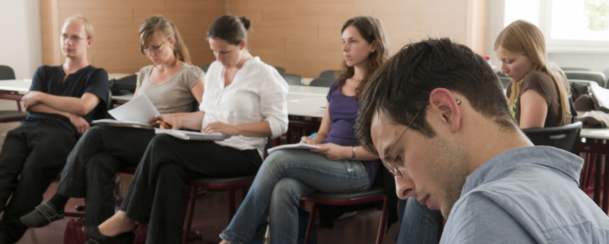 Studierende füllen Bogen aus