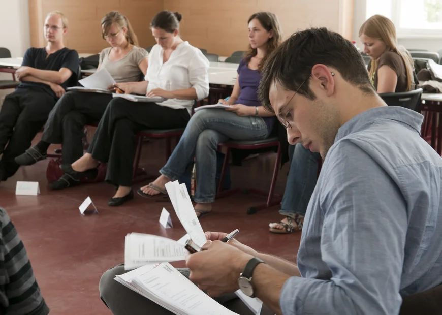 Studierende füllen Bogen aus