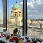 Aufbau eines Buffets mit Nikolaikirche im Hintergrund