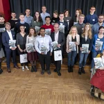 Vergabefeier Deutschlandstipendium 2019/20: Volkswagen AG und Stipendiatinnen und Stipendiaten sowie Vizepräsident Prof. Dr. Schweigert
