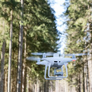 Drohne im Flug über das Testgelände