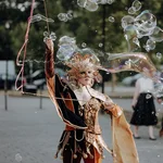 Seifenblasenkünstlerin beim Uniball