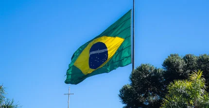 Die brasilianische Flagge weht im Wind.