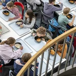 Kinder in einer Mensa