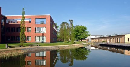 Der Campus Griebnitzsee am Wasser.
