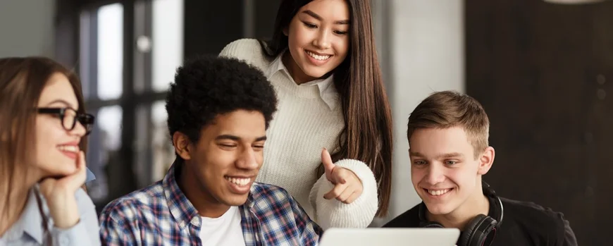 Studierende arbeiten in eine Gruppe