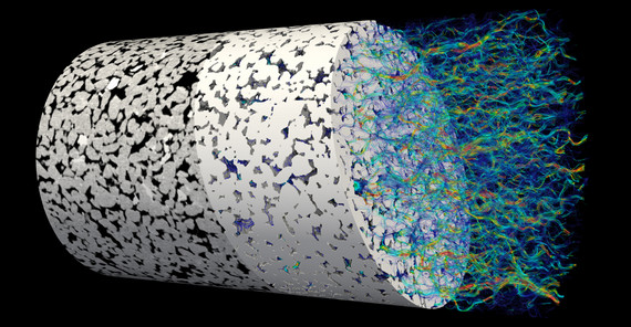 Virtueller Bohrkern eines Bentheim-Sandsteins, typisch für das Norddeutsche Becken: Quarzkörner (hell) und Porenraum (dunkel). Grundlage für 3D-Simulation der Strömungsgeschwindigkeit: niedrig (blau), hoch (rot). So lassen sich chemische und mechanische Prozesse auf kleiner Skala besser verstehen und auf die Makroebene der Reservoire hochskalieren. | Bild: Maria Wetzel, GFZ