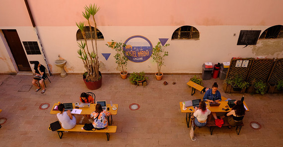 Bei der Arbeit an den Gruppenprojekten im Hof des Hostels, Luftaufnahme.