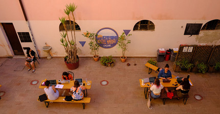 Bei der Arbeit an den Gruppenprojekten im Hof des Hostels, Luftaufnahme.