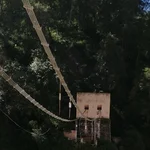 Eine zerstörte Hängebrücke in Vishnuprayag. Ein Überbleibsel des Chamoli Disasters.