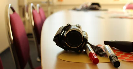 Camcorder und Stifte als Symbol für die innovativen Lehrmethoden im Modul Docendo Discimus