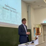 Prof. Dr. Sönke Neitzel bei der Begrüßung der neuen Studenten.